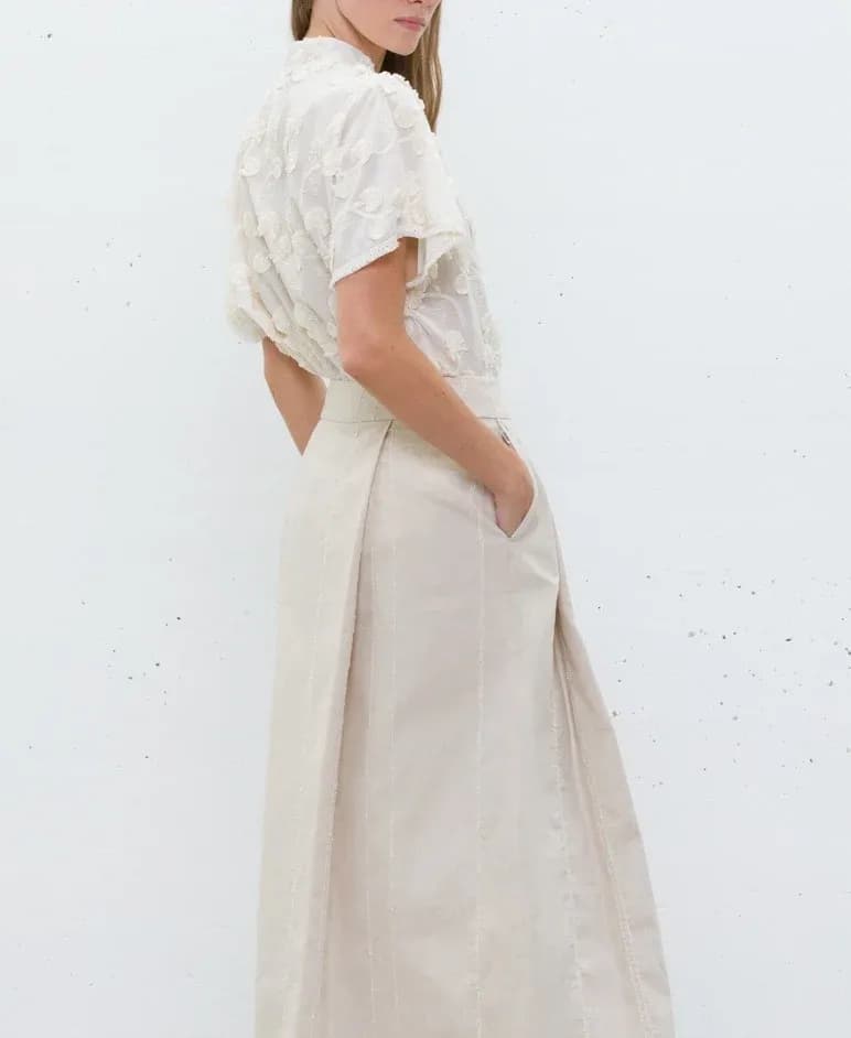 Elegant midi skirt in a soft cream/beige shade 2