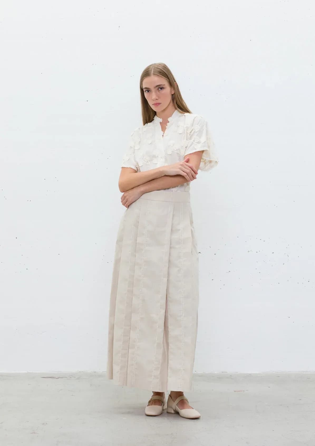 Elegant midi skirt in a soft cream/beige shade